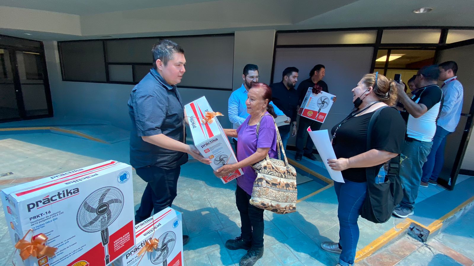 ENTREGA CESPM VENTILADORES A CIUDADANOS DE LA ZONA PONIENTE DE MEXICALI