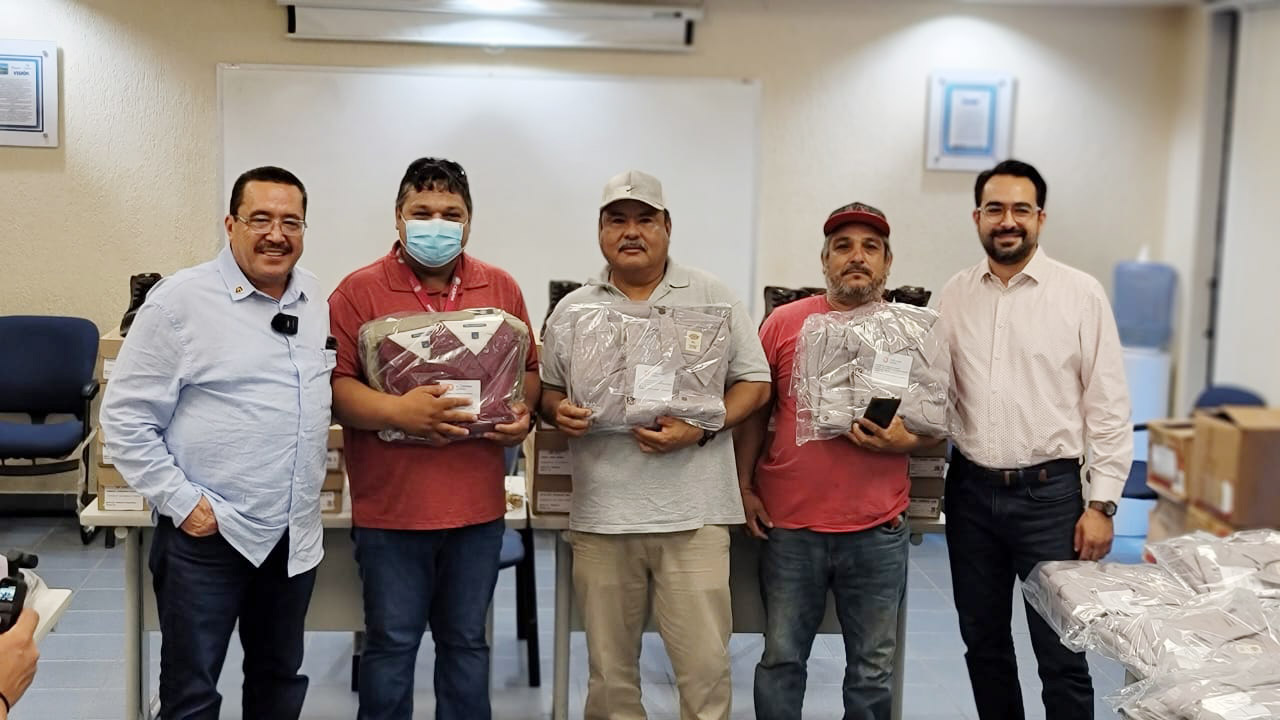RECIBEN TRABAJADORES DE CESPM NUEVOS UNIFORMES