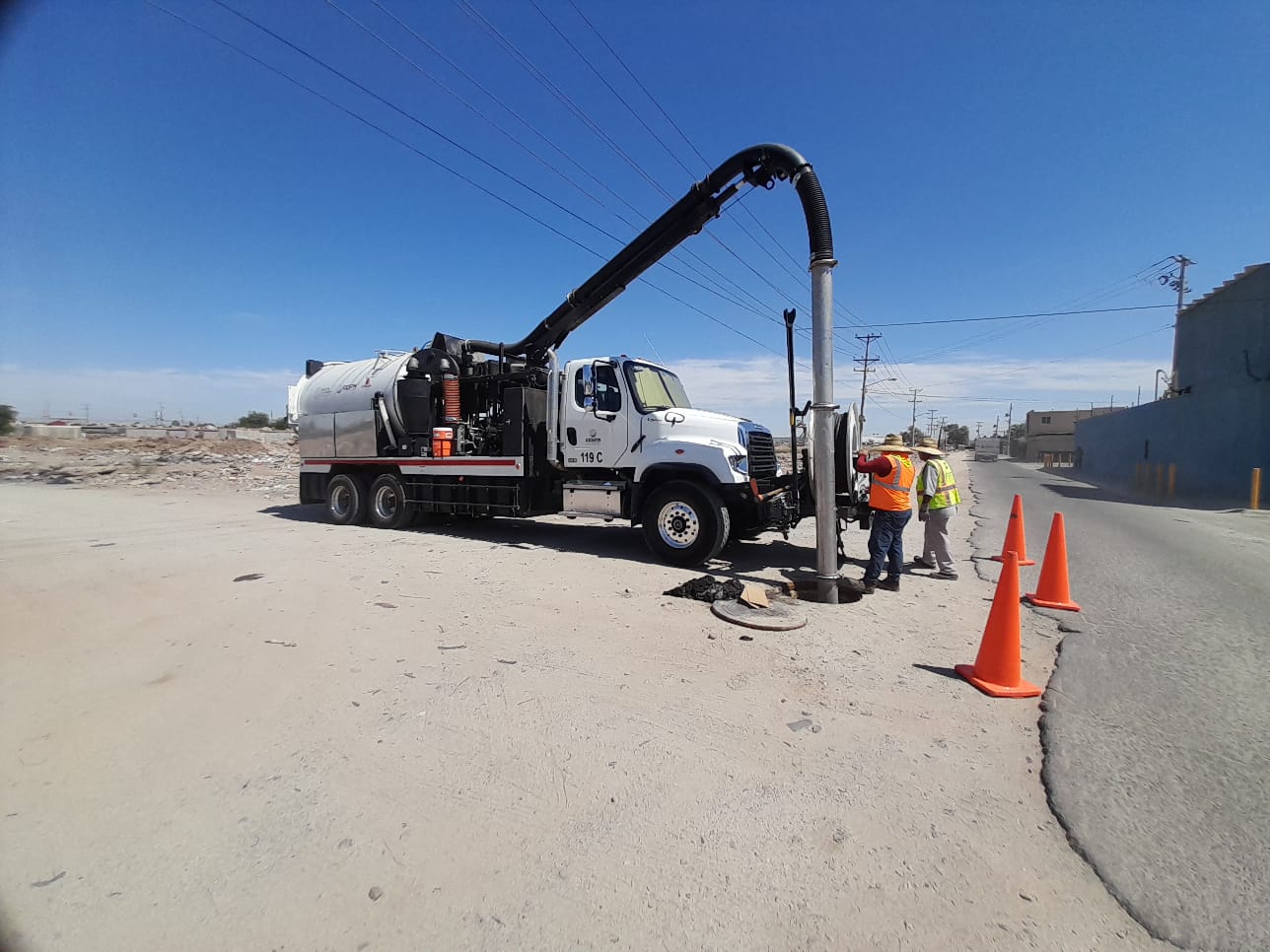 REALIZA CESPM JORNADA DE MANTENIMIENTO EN LÍNEAS DE DRENAJE SANITARIO Y PLUVIAL EN VALLE DEL PEDREGAL 