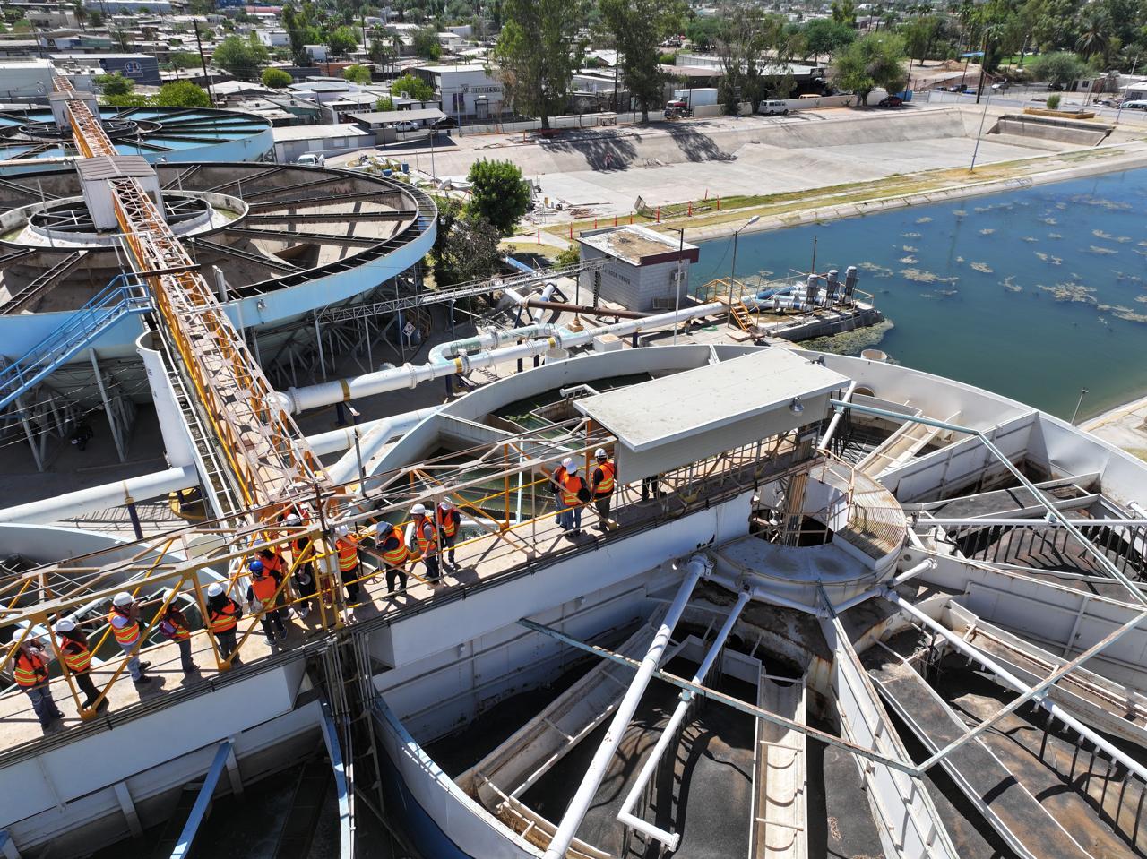   ALUMNOS DE FOTOPERIODISMO DE LA UABC VISITAN PLANTA POTABILIZADORA PARA CONOCER PROCESOS DE TRATAMIENTO DEL AGUA 