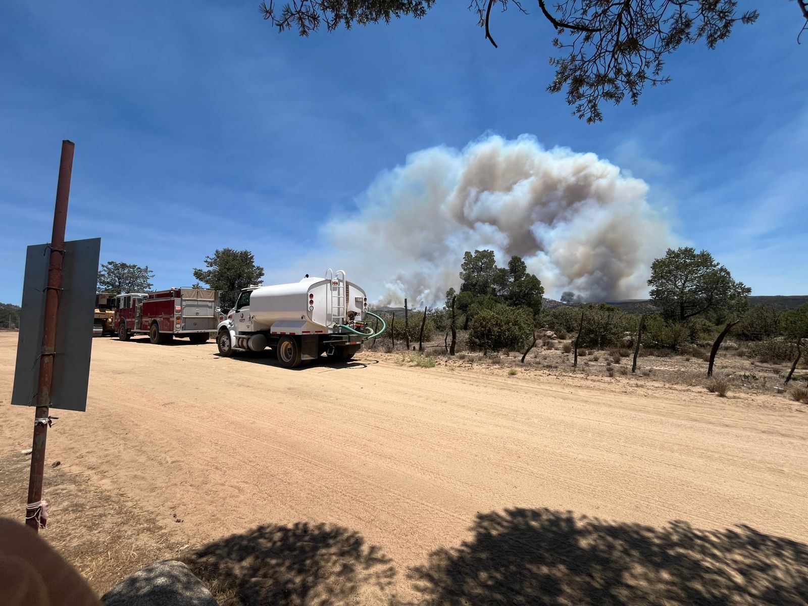 CESPM SE SUMA AL COMBATE DE INCENDIOS FORESTALES EN TECATE CON SUMINISTRO DE EQUIPO Y APOYO A LOS CUERPOS DE BOMBEROS  