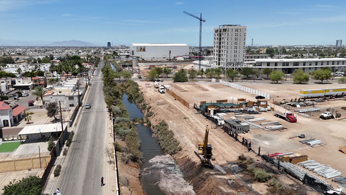 CESPM REALIZA ACCIONES DE LIMPIEZA Y RETIRO DE RESIDUOS EN EL DREN MEXICALI