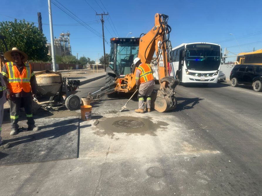 CESPM REPONE BROCALES Y TAPAS DE POZOS DE VISITA EN CARRETERA A SAN LUIS